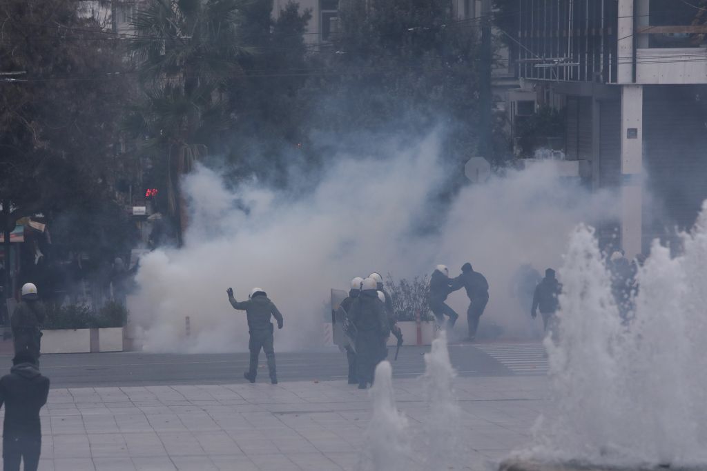 Κοροναϊός : Επεισόδια στο Σύνταγμα με αρνητές του ιού