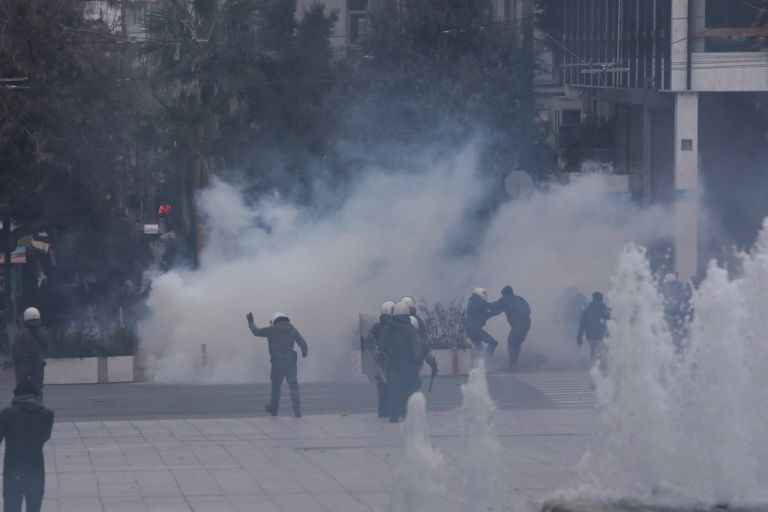 Κοροναϊός : Επεισόδια στο Σύνταγμα με αρνητές του ιού