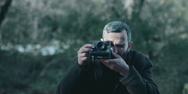 Και το Monocle εξαίρει την ελληνική ταινία «Μήλα» με τον Άρη Σερβετάλη