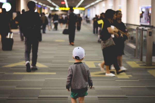 Τι πρέπει να κάνουμε αν το παιδί μας χαθεί μέσα στο πλήθος;