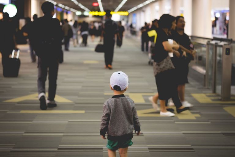 Τι πρέπει να κάνουμε αν το παιδί μας χαθεί μέσα στο πλήθος;