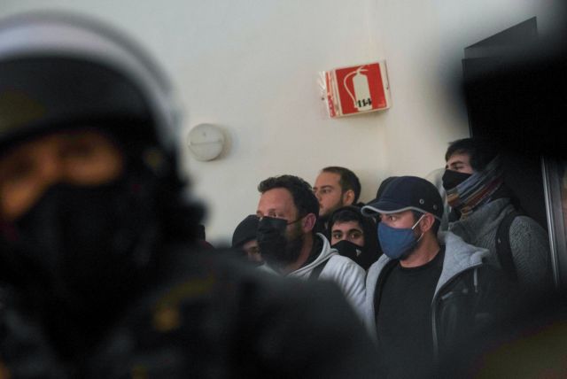 Ισπανία : Αστυνομικοί βρήκαν σε κορονοπάρτι 4 εκατομμύρια λαθραίες μάσκες