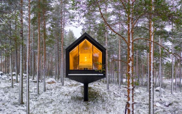 Μια καμπίνα που μοιάζει να αιωρείται μέσα στο φινλανδικό δάσος