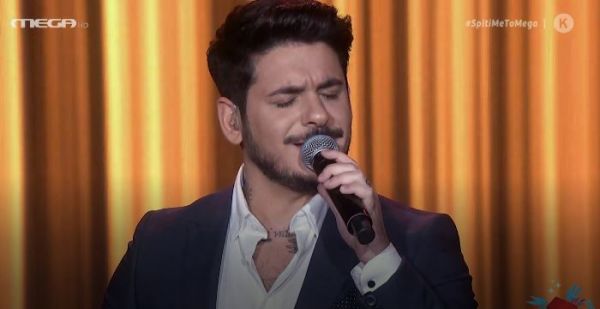 Ο Σταν ερμηνεύει το «Αστη να λέει»