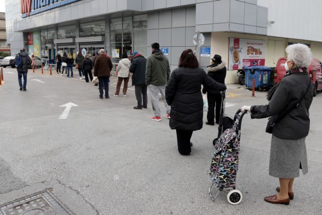 ΙΕΛΚΑ : «Καμπανάκι» για τις ουρές έξω από τα καταστήματα λόγω των νέων μέτρων