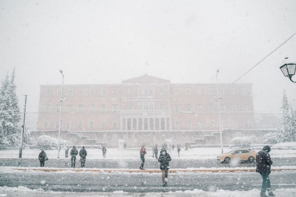 Δείτε μοναδικές όψεις της χιονισμένης Αθήνας
