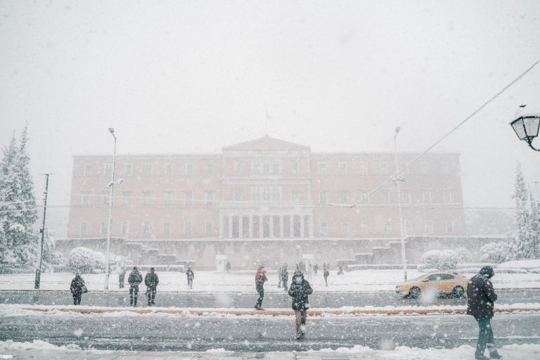 Δείτε μοναδικές όψεις της χιονισμένης Αθήνας
