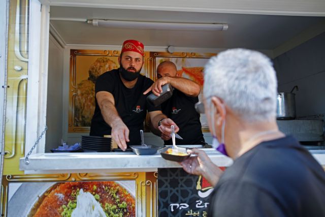 Με πλήρες γεύμα δελεάζει το Τελ Αβίβ για να προσέλθουν να εμβολιαστούν