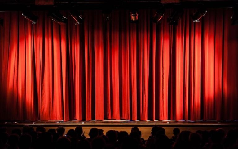 Ανοιξε ο βόθρος και βγήκαν τα λύματα. Και αυτά δεν έχουν χρώμα