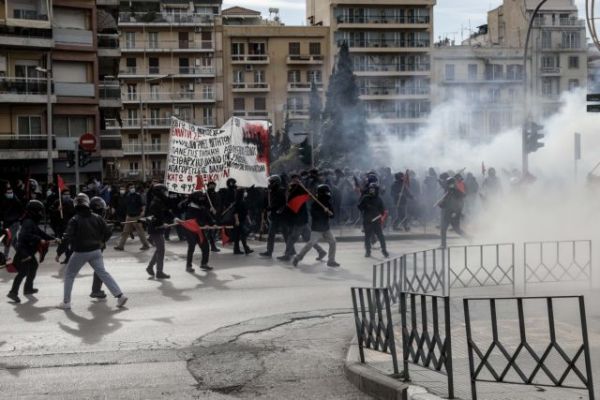 Θεσσαλονίκη : Αστυνομικοί ρίχνουν αγκωνιά στο πρόσωπο και κλωτσούν άνδρα
