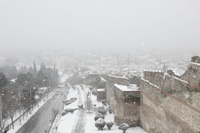 Κακοκαιρία «Μήδεια» : Η χιονισμένη Θεσσαλονίκη από ψηλά - Βγήκαν για χιονοπόλεμο και... snowboard
