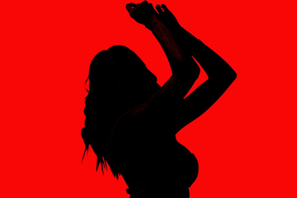 TikTok Silhouette Challenge : Χαμός με το σέξι trend - Πώς το εκμεταλλεύονται οι επιτήδειοι