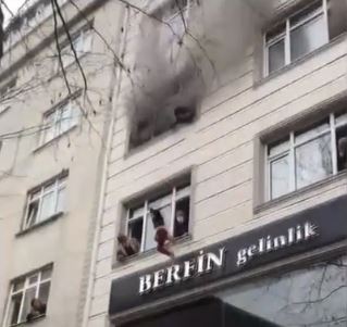 Τουρκία: Μητέρα πέταξε τα παιδιά της από το παράθυρο για να σωθούν από φωτιά