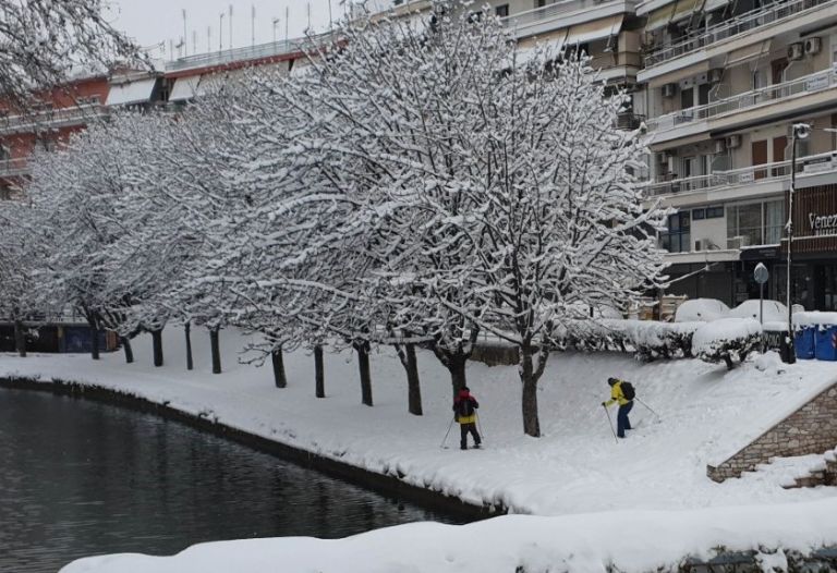 Τρίκαλα : Στα 10 εκατοστά το χιόνι – Με… χιονοπέδιλα η βόλτα στις όχθες του Ληθαίου