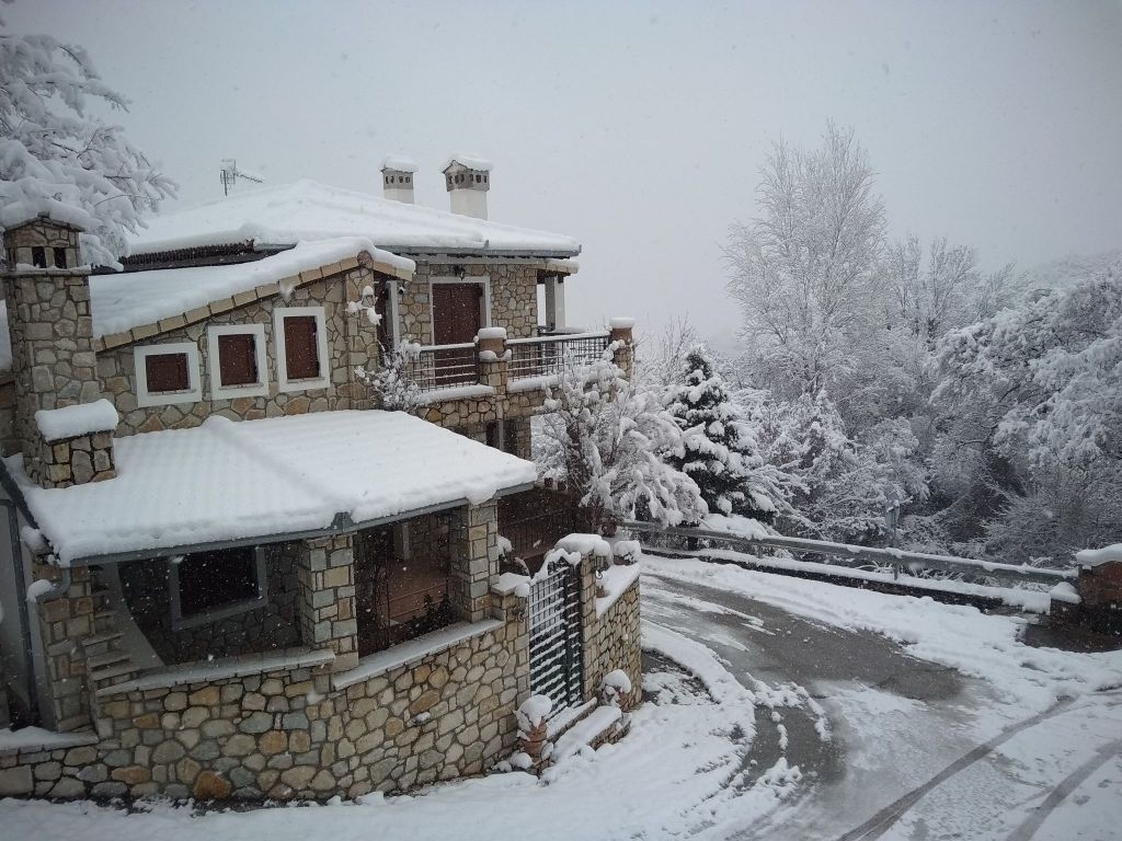 Η Μήδεια «δείχνει» τα δόντια της: Χωρίς ρεύμα χωριά στα Τρίκαλα-  Σε ποιους δρόμους έχει διακοπεί η κυκλοφορία