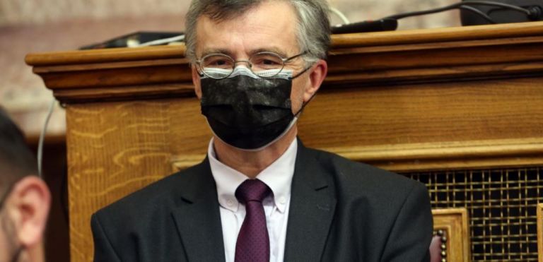 Δυναμώνουν οι φωνές για υποχρεωτική χρήση της διπλής μάσκας – Η έρευνα του CDC και το παράδειγμα Τσιόδρα