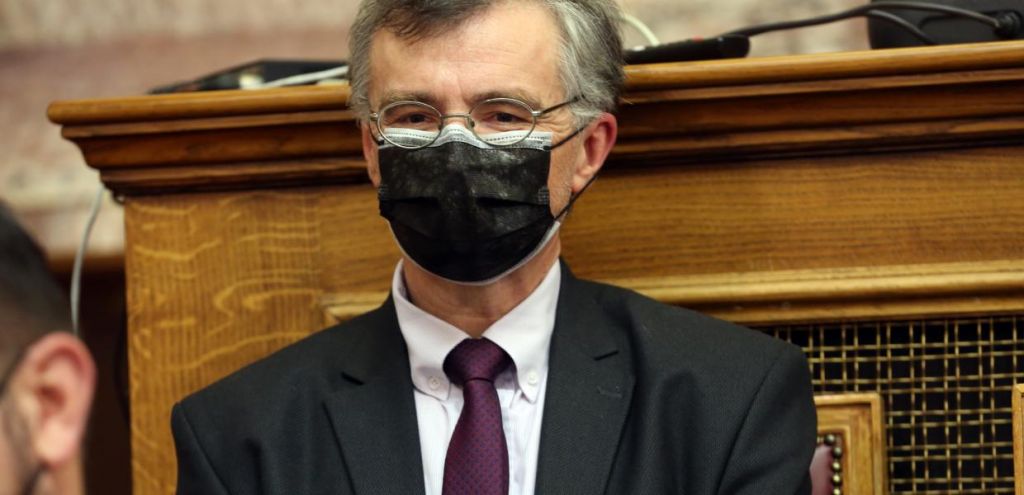 Δυναμώνουν οι φωνές για υποχρεωτική χρήση της διπλής μάσκας – Η έρευνα του CDC και το παράδειγμα Τσιόδρα