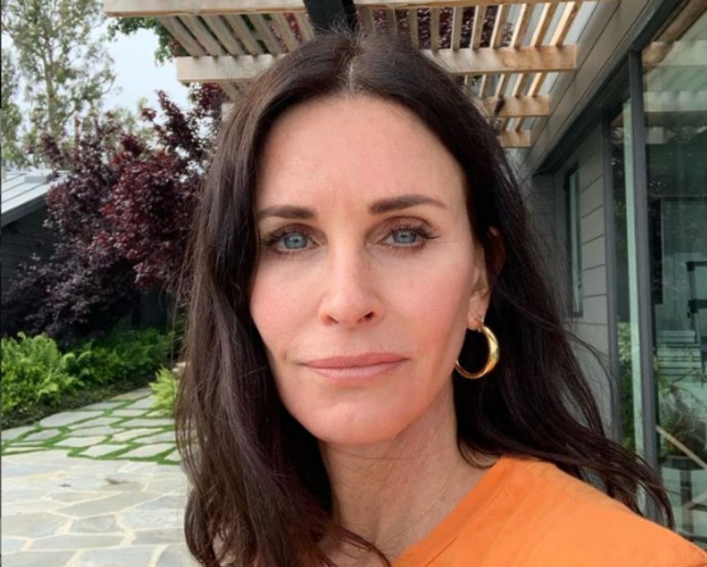 Κόρτνεϊ Κοξ : Δείχνει το καθημερινό μακιγιάζ της σε πέντε μόλις λεπτά