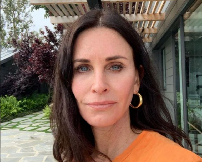 Κόρτνεϊ Κοξ : Δείχνει το καθημερινό μακιγιάζ της σε πέντε μόλις λεπτά