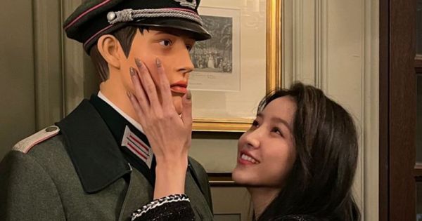 Τραγουδίστρια της K-pop ποζάρει αγκαλιά με κούκλα-ναζί