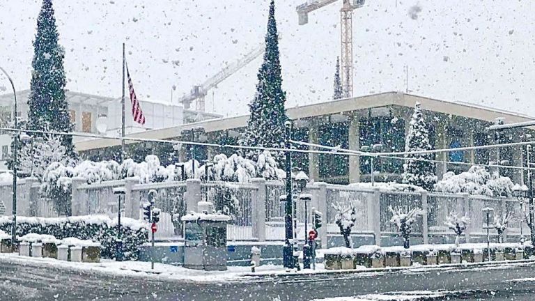 Η χιονισμένη Αθήνα εντυπωσίασε τους πρέσβεις