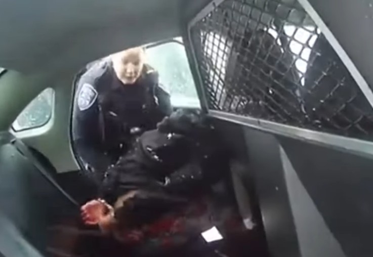 ΗΠΑ : Οργή για βίντεο με αστυνομικούς που έβαλαν χειροπέδες και έριξαν σπρέι πιπεριού σε 9χρονη αφροαμερικανή