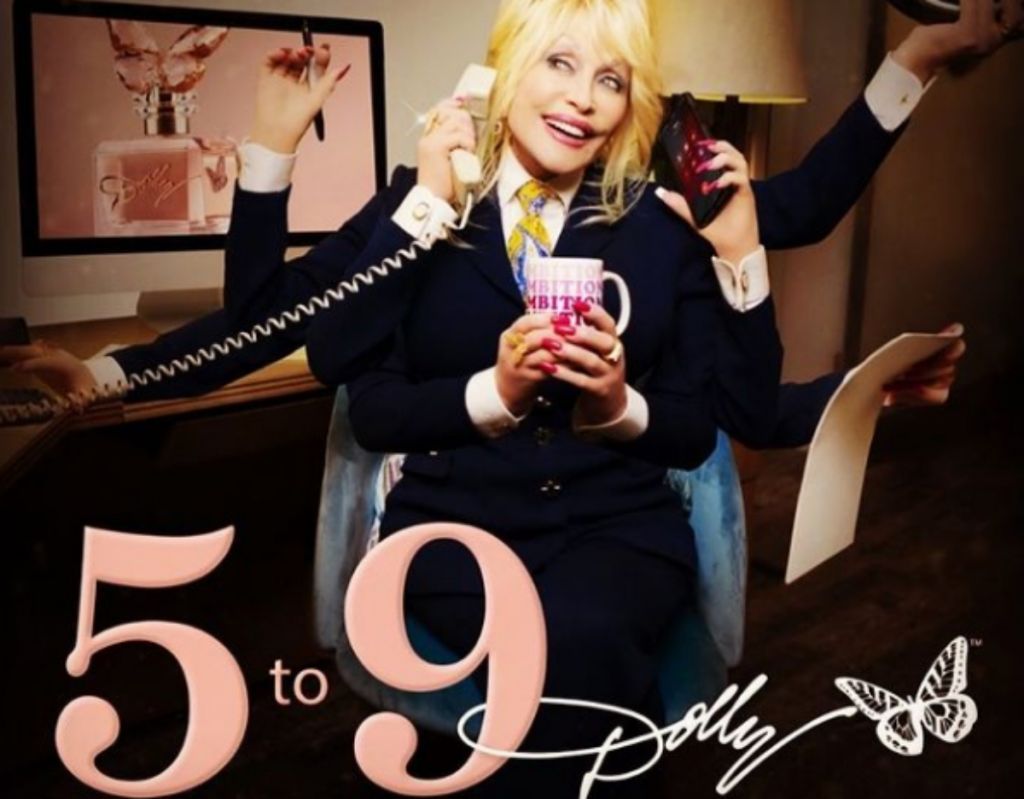 Ντόλι Πάρτον: Τραγουδάει «5 to 9» για διαφήμιση σε σκηνοθεσία του Ντάμιεν Σαζέλ