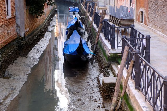 Ιταλία : Στέρεψαν τα κανάλια της Βενετίας – Γόνδολες άραξαν λόγω άμπωτης