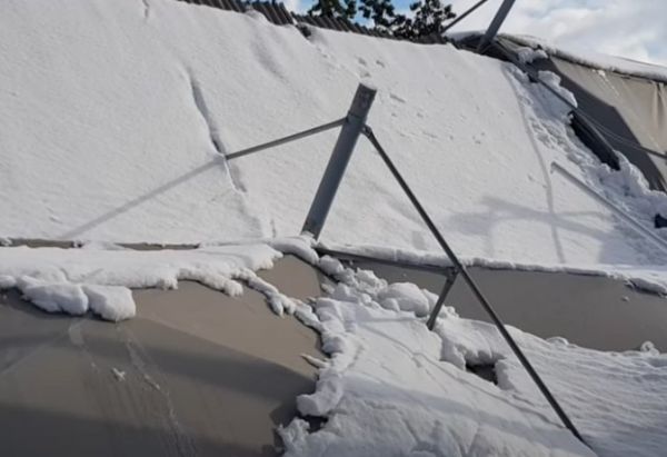 Μήδεια : Βενζινάδικο κατέρρευσε από το βάρος του χιονιού στο Χαϊδάρι