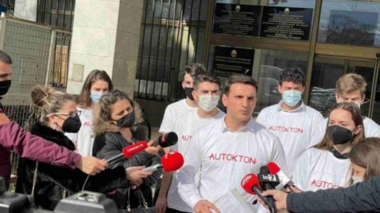 Βόρεια Μακεδονία : Ανάβει φωτιές σχολικό βιβλίο για την καταγωγή των Αλβανών (βίντεο)