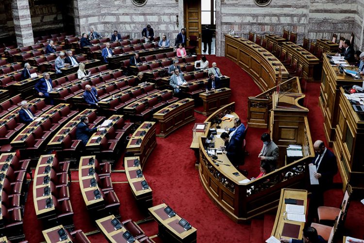 Βουλή : Ψηφίστηκε η προκαταβολή σύνταξης με το μισθολόγιο της ΑΑΔΕ