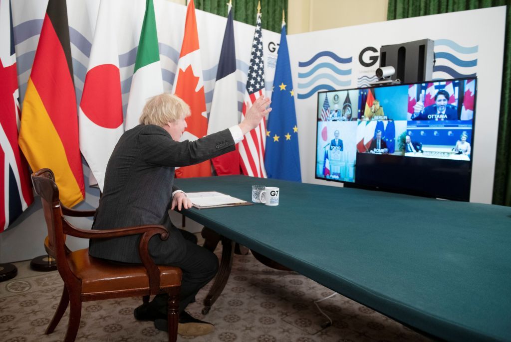 Απίστευτο γέλιο στην G7 – «Άνγκελα, πρέπει να κλείσεις το μικρόφωνο»