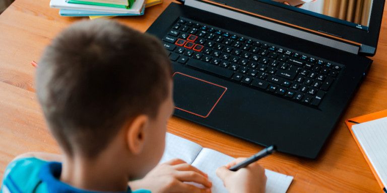 ΗΠΑ : Δάσκαλος αυνανιζόταν κατά τη διάρκεια τηλεκπαίδευσης με 12χρονους μαθητές – Τι απαντά