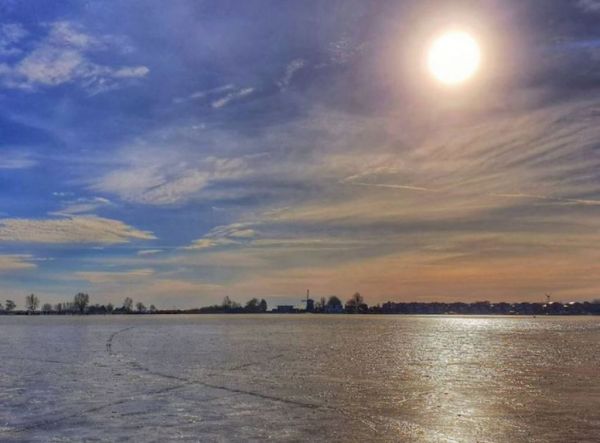 Ολλανδία : Οι λίμνες πάγωσαν και τις αξιοποίησαν κάνοντας…πατινάζ