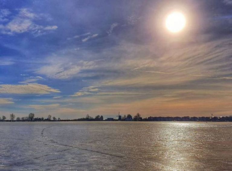 Ολλανδία : Οι λίμνες πάγωσαν και τις αξιοποίησαν κάνοντας…πατινάζ