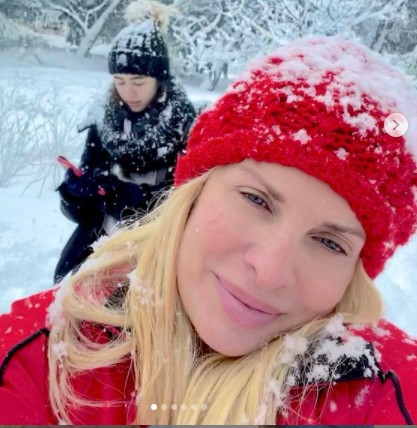 Ελένη Μενεγάκη: Παιχνίδια στα χιόνια με τα τρία της παιδιά