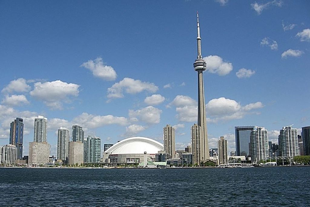 Πύργος CN-Τορόντο : Η κορυφή αυτού του πανύψηλου κτιρίου μοιάζει να «ακουμπάει» τον ουρανό