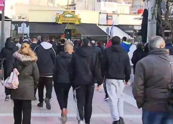 Κοροναϊός : Απίστευτος συνωστισμός σε διαμαρτυρία για το lockdown στον Εύοσμο – «Βουλιάζει» η παραλία της Πάτρας