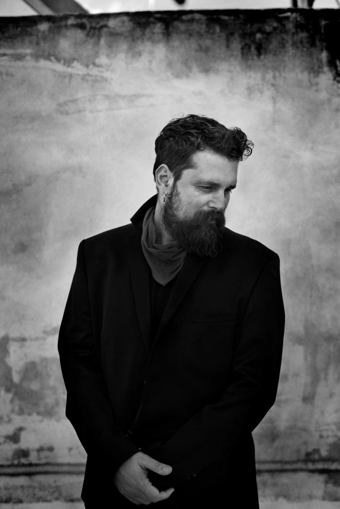 Το νέο τραγούδι του Σπύρου Γραμμένου μοιάζει με συγκινητικό σύνθημα σε πορεία