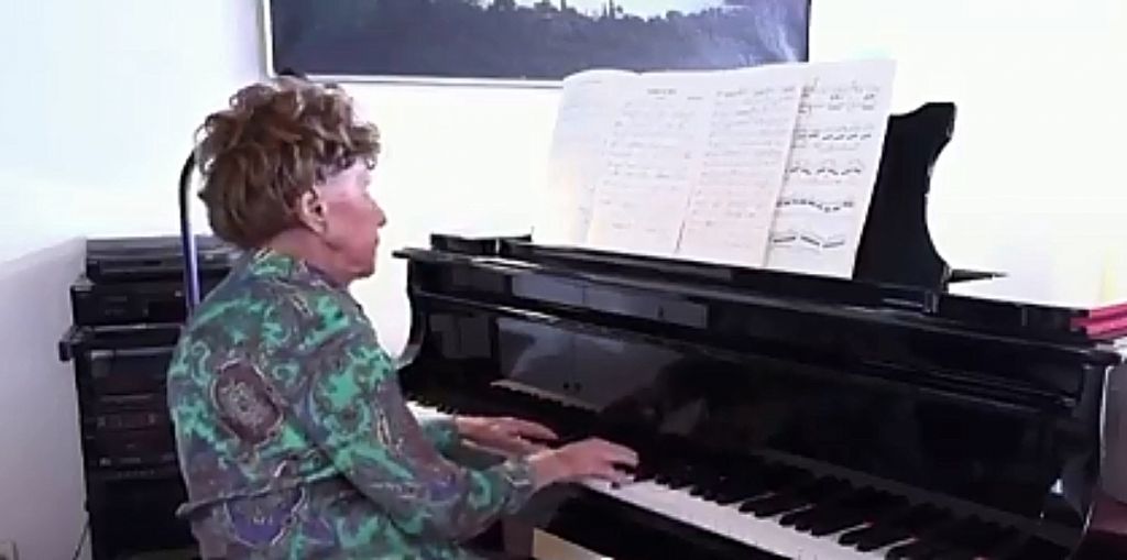 Colette Maze : Η πιανίστρια που είναι 106 ετών και εξακολουθεί να παίζει πιάνο – Βίντεο