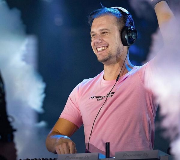 Armin van Buuren : Ακούστε τις πιο κορυφαίες μουσικές παραγωγές του