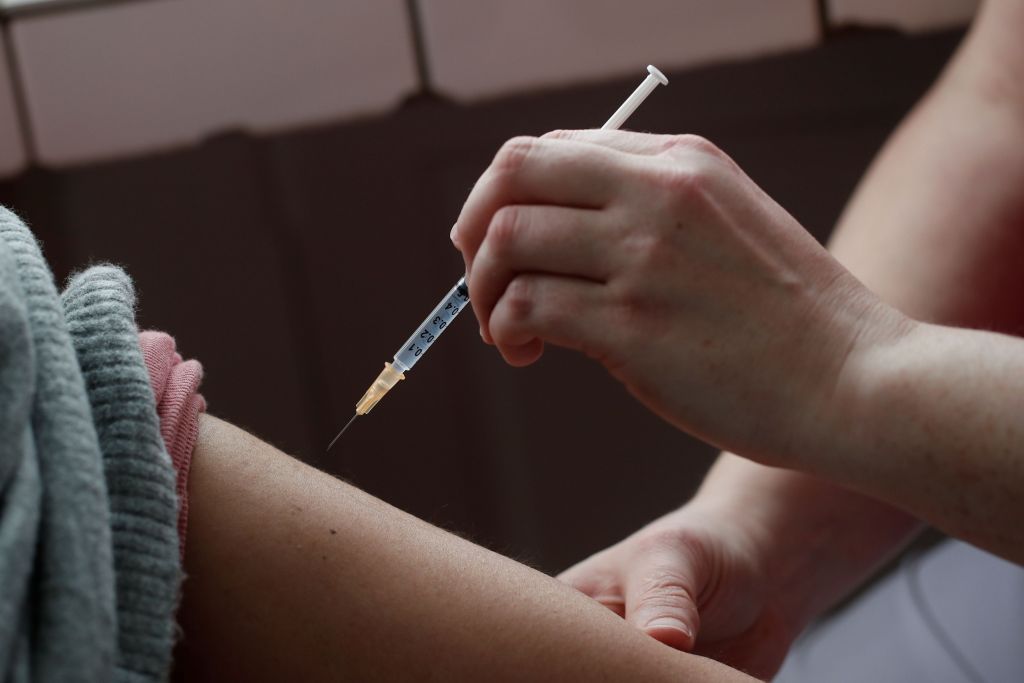 Ηλίας Μόσιαλος : Προστατεύει το εμβόλιο της Pfizer από τις μεταλλάξεις;