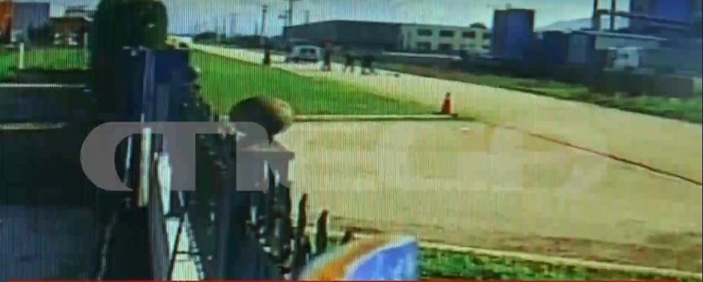 Πάτρα : Σοκαριστικό βίντεο – Οδηγός παρασύρει πεζούς με το αυτοκίνητό του