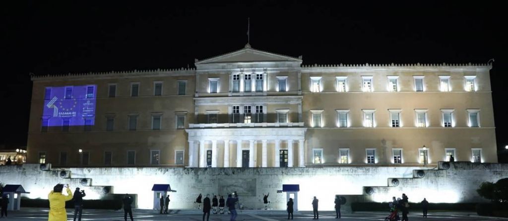 Φωταγωγήθηκε η Βουλή για τα 40 χρόνια της Ελλάδας στην ΕΕ (εικόνες)