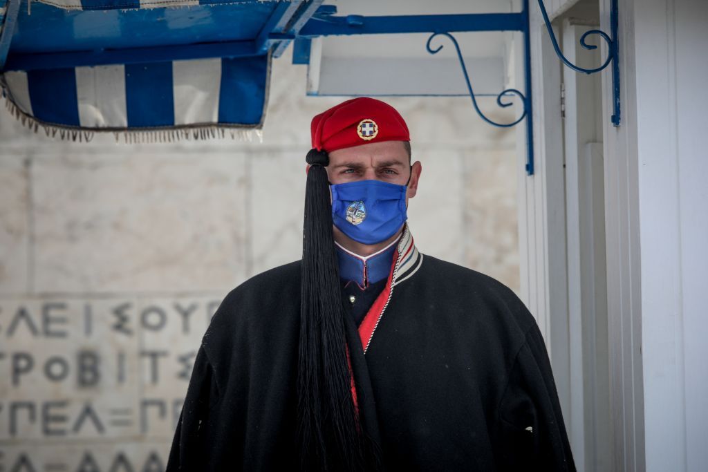 Μήδεια : Φόρεσαν τις κάπες τους οι Εύζωνες στον Άγνωστο Στρατιώτη