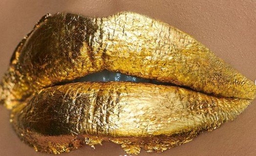 Ίρινα Σάικ : Ενυδατώνει τα χείλη της με… φύλλα χρυσού