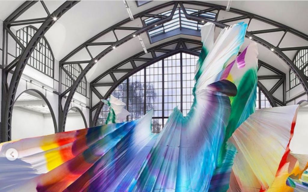 Το ονειρικό καλειδοσκόπιο της Katharina Grosse στο μουσείο Hamburger Bahnhof