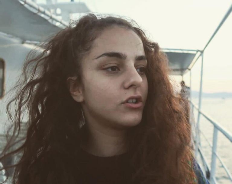 Ζένια Μπονάτσου : «Φοράω ακόμα ρούχα του μπαμπά μου»