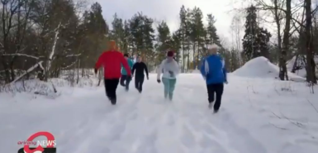 Οι Φινλανδοί βρήκαν νέο τρόπο γυμναστικής – Τρέχουν στο χιόνι φορώντας κάλτσες
