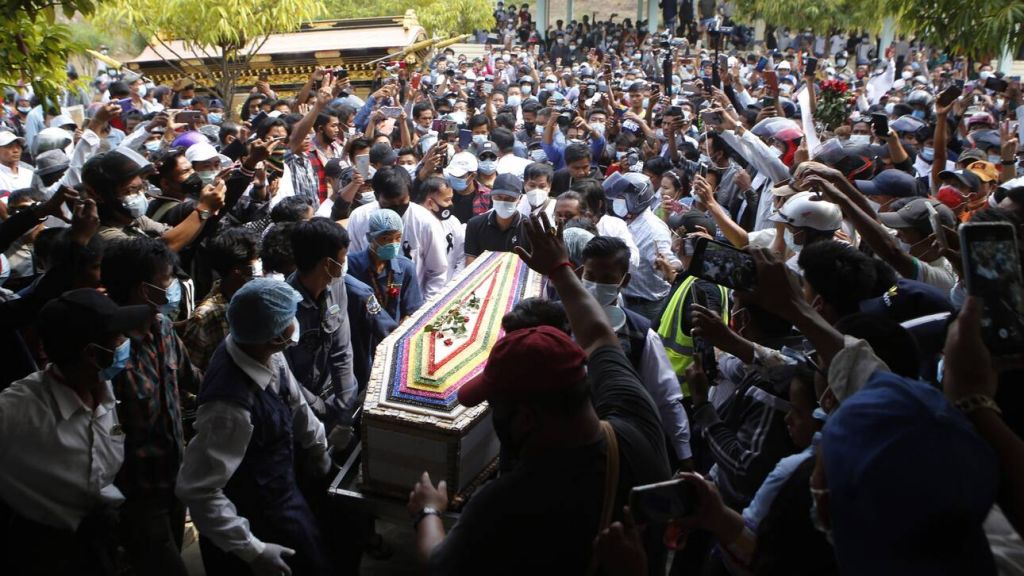 Μιανμάρ : Πλήθος κόσμου στην κηδεία διαδηλώτριας - Κινητοποιήσεις κατά της στρατιωτικής χούντας